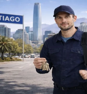Cerrajero a domicilio en Santiago preparado para atender emergencias de apertura de puertas y cerraduras
